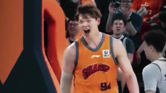 霸气怒吼！王哲林接球迎着周琦封盖完成双手暴扣