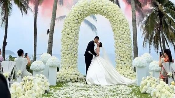 辽篮吴昌泽大婚！海边举行浪漫仪式 粉色烟花抢眼