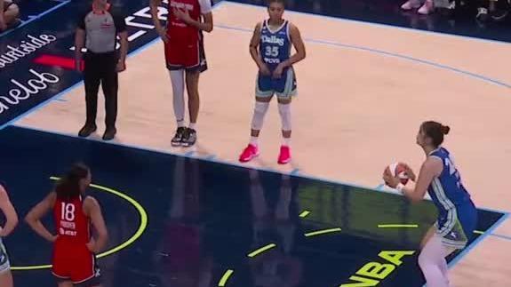 李月汝WNBA赛场连续点抢三次前场板造犯规
