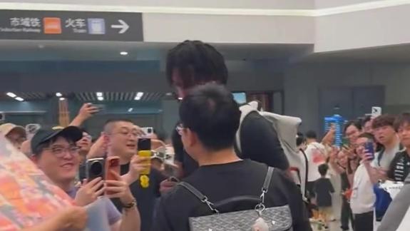 英雄凯旋！上海男篮抵达浦东机场 大批球迷接机