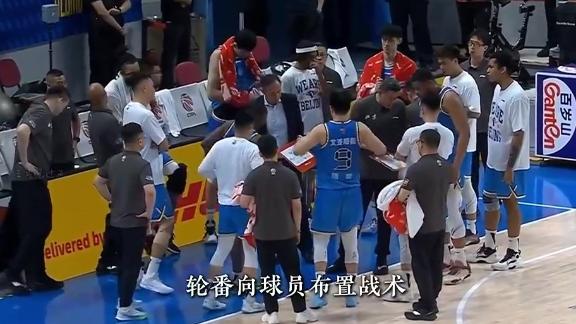 这真没见过！许利民李楠各拿战术板执教球队引热议