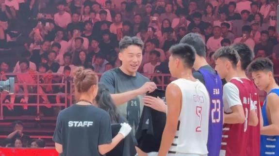  中国男篮最强暑期生归来！王俊杰现身耐高总决赛