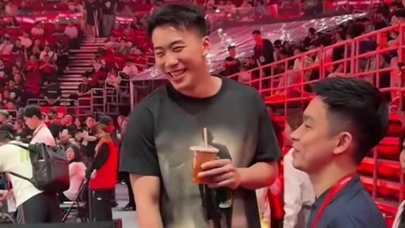 中国男篮最强暑假工回来了！王俊杰现身耐高现场