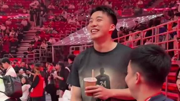 中国男篮最强暑假工回来了！王俊杰现身耐高现场