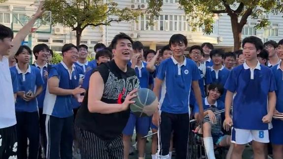 活宝！郭艾伦与中学生比三分竟耍赖不让人投了