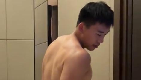 最强暑假工上线！王俊杰进电梯大秀肌肉线条