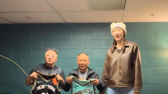 跨界！韩旭做客德云社纽约巡演 与“郭于”合影