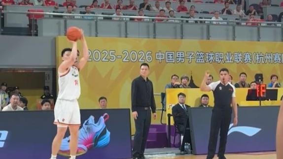 一度落后11分！李弘权三分轰进 上海打停广厦