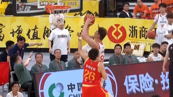 上海陷犯规困扰！张镇麟累计三犯 王哲林三犯