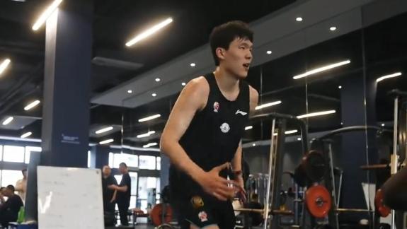 青岛男篮晒杨瀚森回俱乐部小短片：训练一刻不耽误