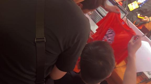 签上海助威衫上？郭艾伦中场给球迷签名