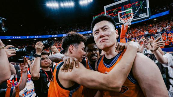实至名归！上海终举起冠军鼎 古德温荣膺FMVP