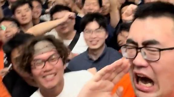 激动！11年功勋张兆旭与百位球迷高喊：总冠军