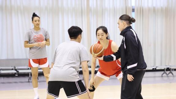  中国女篮集训加练快速反应 与大学生球队实战对抗