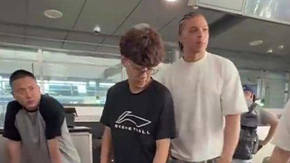 洛夫顿报平安：几经辗转归乡 感谢上海感谢中国