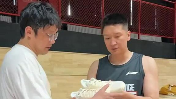 丁彦雨航康复日常：与翟晓川单挑 孙悦送装备