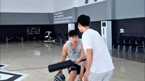 持续进化中！训练师分享李虎翼休赛期强化控运训练