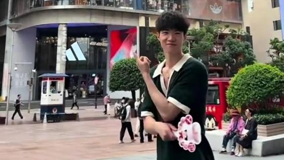 打卡一下！偰李永炜逛街“偶遇”自己