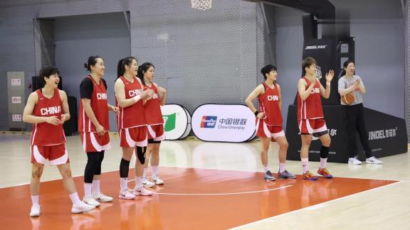 和男篮对抗！中国女篮备战世界杯 张子宇练篮下