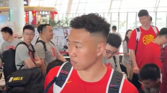 中国男篮启程热身赛 因相关规定杨瀚森单独前往