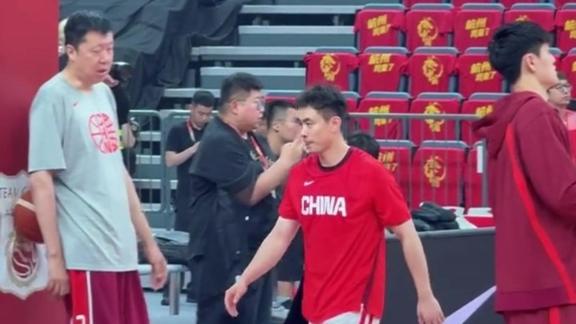 静候登场！赵继伟完成赛前拉伸开启热身模式
