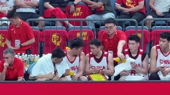 赵指导！赵继伟下场休息 拿战术板为王俊杰讲解