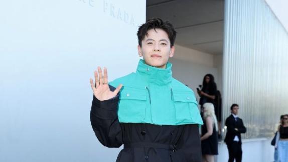 杨舒予亮相米兰时装周 与余承恩许光汉观看Prada秀