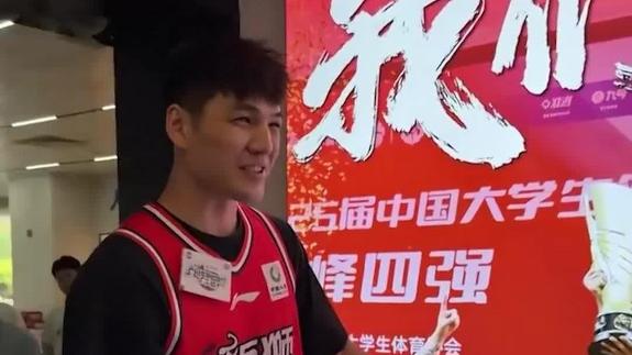 广州男篮队内日常：正经不过两秒的广工双子星