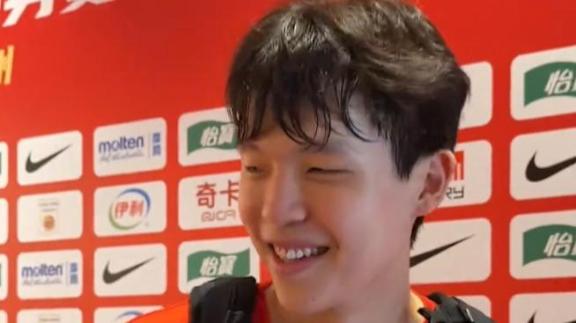 杨瀚森谈回归国家队首秀 调侃王俊杰：亚一锋