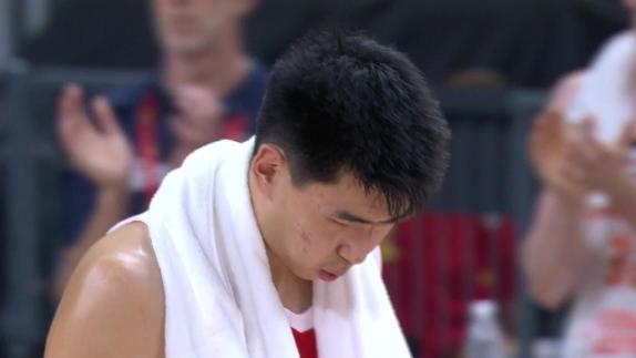 愿无大碍！徐昕对抗后倒地头部撞击地板暂时离场