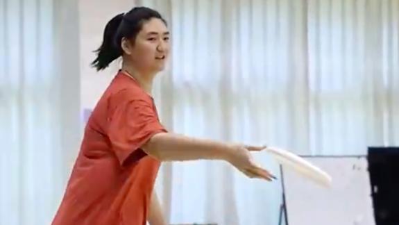 张子宇玩飞盘！中国女篮别样热身 兼顾反应+协作