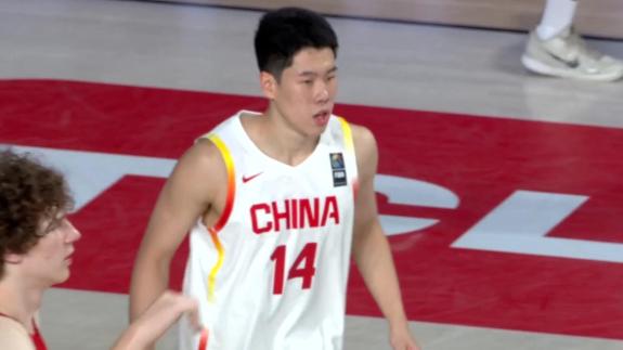 不讲理三分！张子一迎着防守外线直接命中