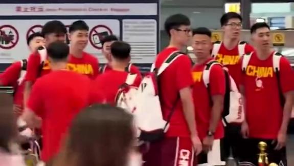 全员震惊脸！中国男篮偶遇赵雅芝粉丝接机集体吃瓜