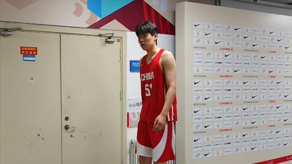 独家视角！中国男篮入场训练 杨瀚森王俊杰出镜