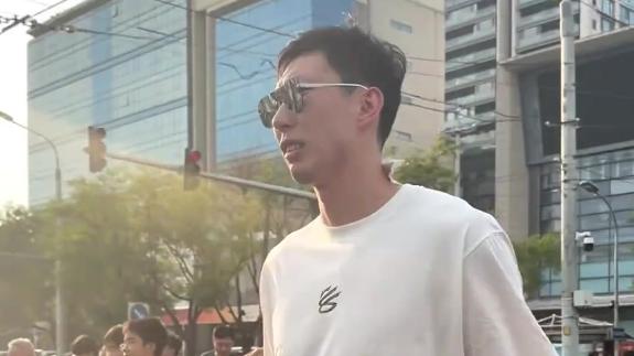 感受中超春晚氛围！周琦现身工体观看京鲁大战