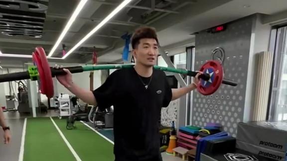 孙铭徽休赛期训练：第一次见训练师偷懒的