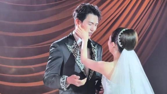 祝久久！吴前与妻子补办婚礼 四目相对动情落泪