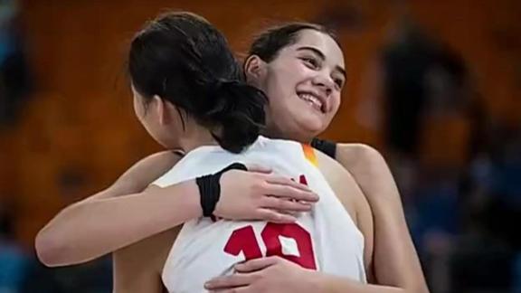 FIBA分享U17女篮友好瞬间：篮球是我们交流的语言