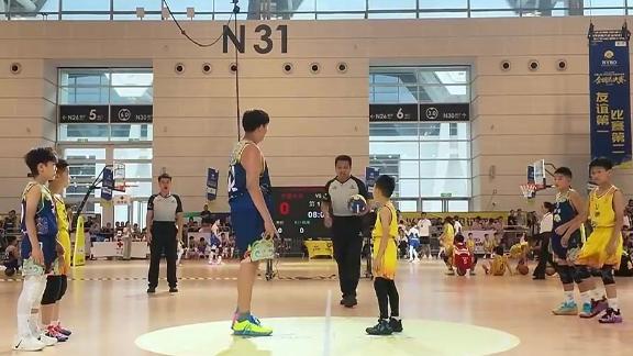这8岁？惊现1米85小学生中锋 开场跳球演最萌身高差