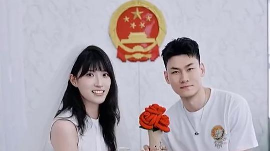 郎才女貌！王睿泽领证结婚：光和你 同时出现