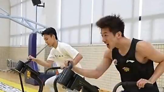 徐杰杨溢出镜！广东男篮夏训：暴汗体能日