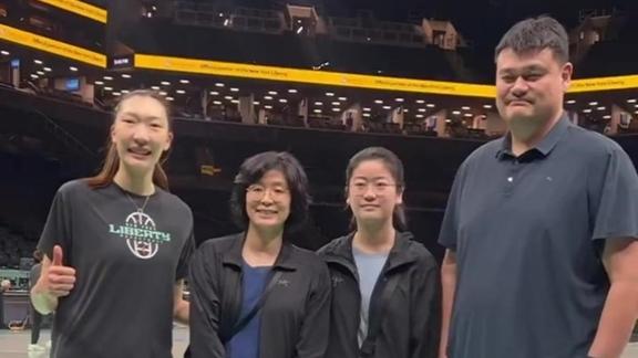姚明纽约看韩旭WNBA比赛！与叶莉姚沁蕾合影
