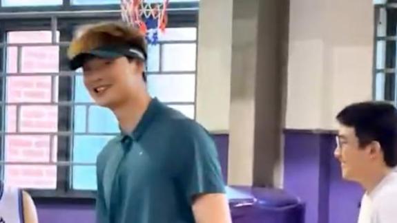 王哲林和张镇麟现身上海体校 指导队中小球员训练