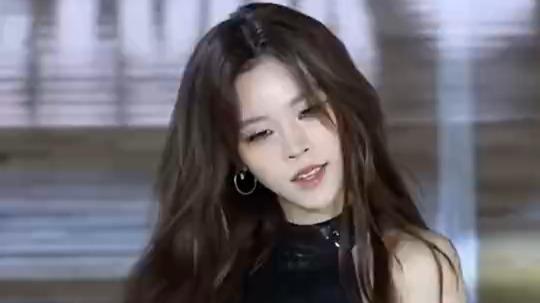  长发细腰惹火！黑酷飒美女啦啦宝贝献跳《舞娘》