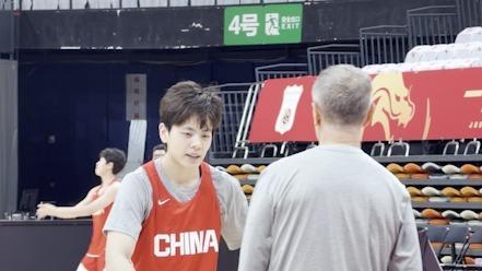  中国女篮赛前热身 杨舒予和外教对抗训练