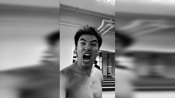 于德豪健身房疯狂撸铁训练：每天进步一点点