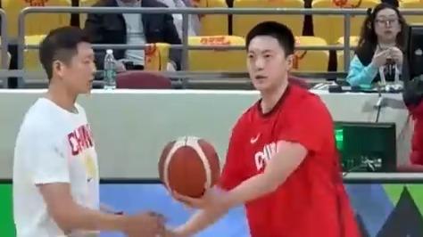 胡明轩回归训练！中国男篮抵达广东备战热身赛