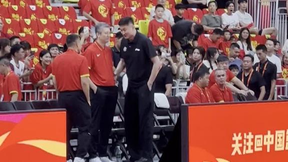 杜锋现场支持中国男篮 热情与郭士强胡金秋打招呼