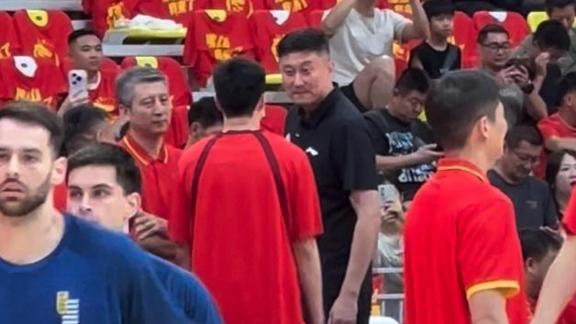 爱将！胡明轩向前与杜锋打招呼 与恩师热聊寒暄