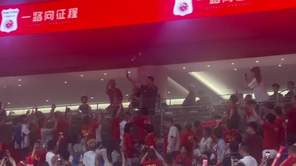 活跃现场气氛！杜锋带领球迷为中国男篮加油助威